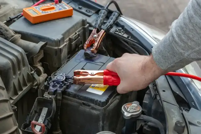 Jak podłączyć akumulator samochodowy? Bezpiecznie i bez błędów