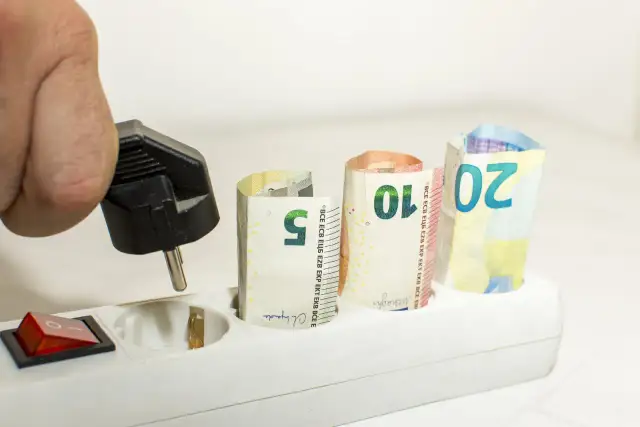 Zmiana sprzedawcy prądu: Jak oszczędzać i unikać błędów?