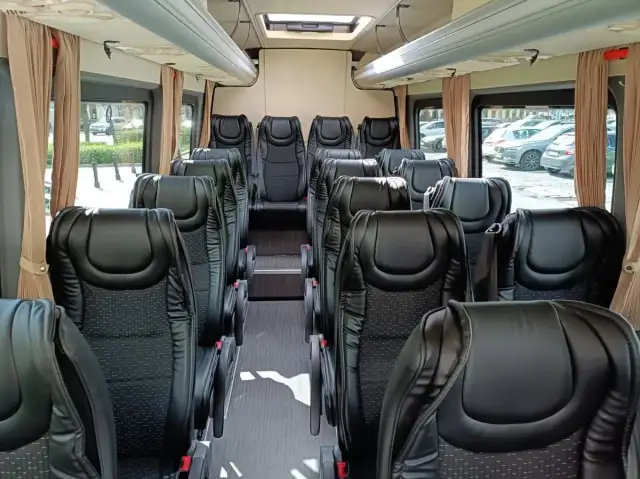 Komfortowe fotele w busie, idealne na trasę Warszawa-Gdańsk. Czysto i przestronnie.