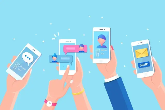 Ręce trzymają telefony, na których widać ikony i dymki czatu, symbolizujące komunikatory internetowe.