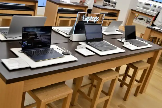 Laptop powystawowy czy warto? Poznaj zalety i ryzyka zakupu