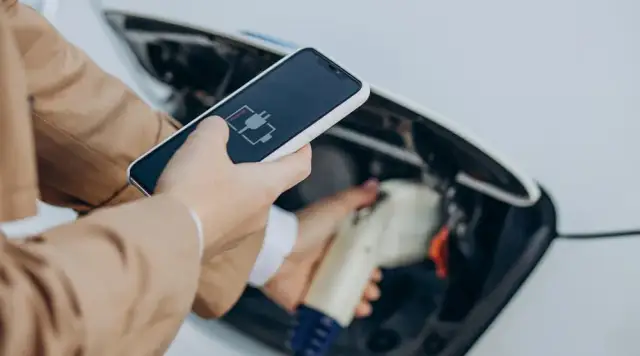 Ile prądu pobiera samochód elektryczny? Zaskakujące fakty i dane