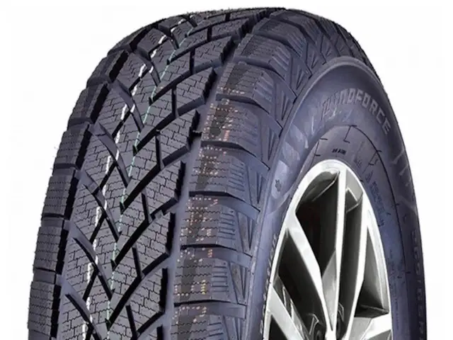 Opona zimowa Windforce Snowblazer z agresywnym bieżnikiem, gotowa na śnieżne wyzwania.
