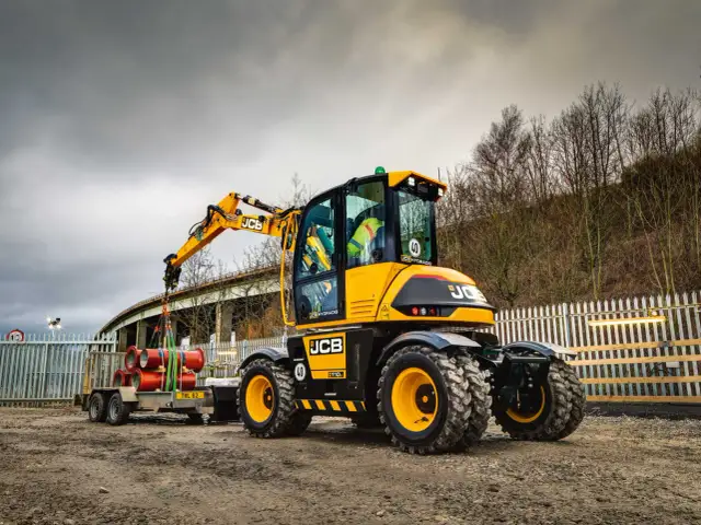 Ile waży koparka JCB? Poznaj wagi modeli i typów maszyn