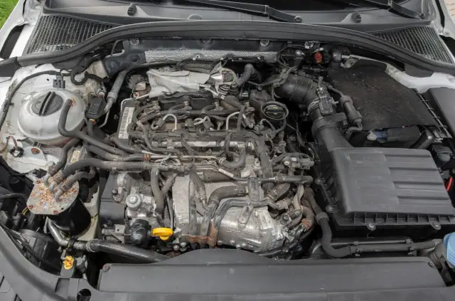 Silnik 1.6 TDI z widocznymi przewodami, filtrem powietrza i zbiorniczkiem płynu.