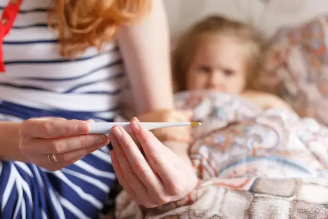 Zwolnienie na dziecko z weekendem czy bez – co warto wiedzieć?