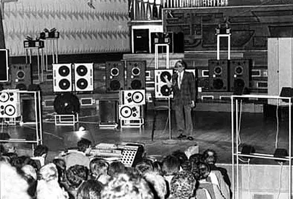 Odkryj historię muzyki elektronicznej: Od pionierów do AI i EDM