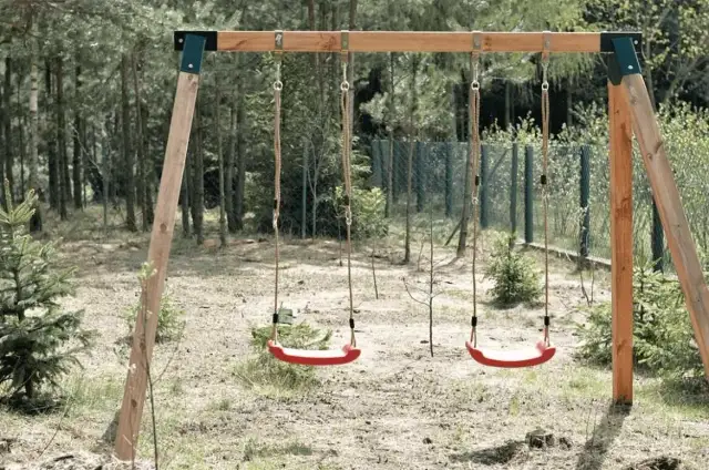 Bezpieczny stelaż do huśtawki DIY: Fundamenty i budowa