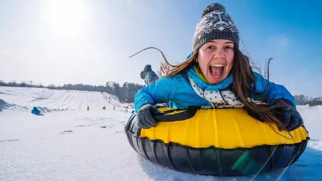 Gdzie na sanki w Świętokrzyskim? Odkryj najlepsze miejsca na zimę