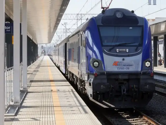 Nowoczesny pociąg PKP Intercity EU160-016 na peronie, gotowy do podróży z Warszawy do Łodzi.