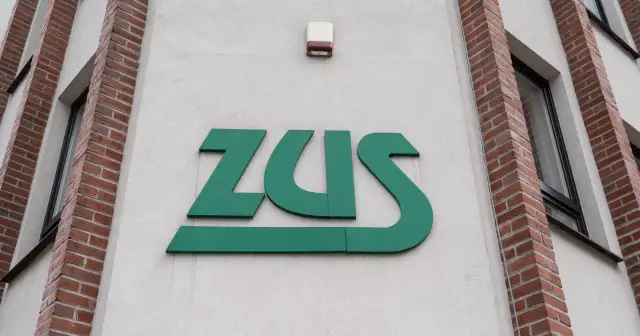Znak ZUS na budynku. Dowiedz się, co trzeba złożyć do ZUS, aby otrzymać zasiłek chorobowy po ustaniu zatrudnienia.