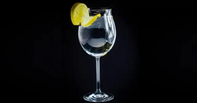 Czy woda z solą odchudza? Sprawdź, co musisz wiedzieć przed piciem
