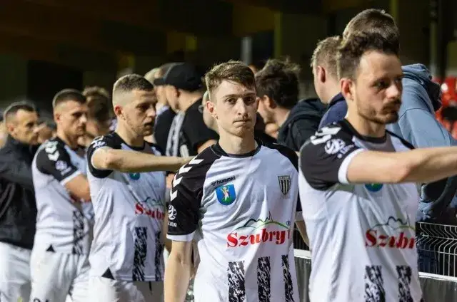 Ile zarabiają piłkarze Sandecji? Zaskakujące fakty o pensjach!