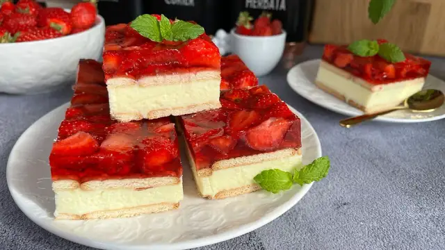 Sernik na herbatnikach z galaretką lub budyniem bez pieczenia - przepis
