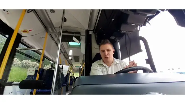Kierowca autokaru: kto naprawdę decyduje o trasie? Poznaj podział ról.