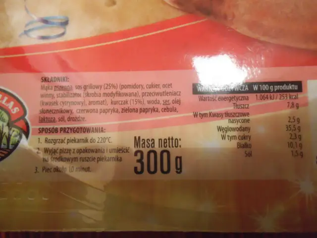 Calzone pizza 300g, 253 kcal w 100g. Składniki: mąka pszenna, sos grillowy, kurczak, ser.