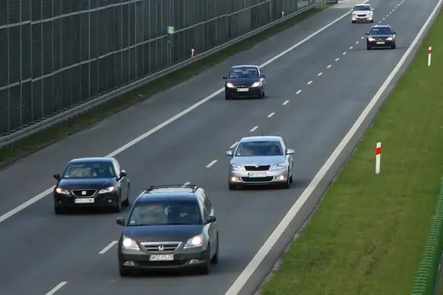 Jak bezpiecznie jeździć po autostradach – uniknij błędów i mandatów