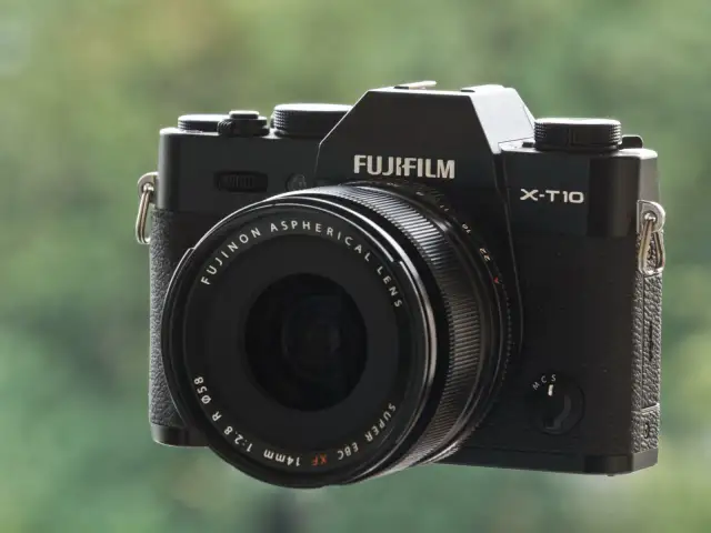 Czarny aparat Fujifilm X-T10 z obiektywem. Funkcja focus peaking pomaga ustawić ostrość.