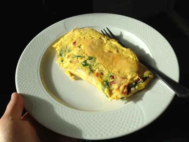 Pyszny omlet na słono z warzywami, idealny na szybkie śniadanie. Ten przepis na omlet na słono jest prosty i szybki.