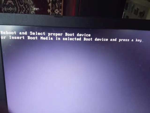 Komunikat na ekranie laptopa: "Reboot and Select proper Boot device or Insert Boot Media in selected Boot device and press a key". To oznacza, że komputer nie może znaleźć systemu operacyjnego i trzeba go uruchomić ponownie (reboot).