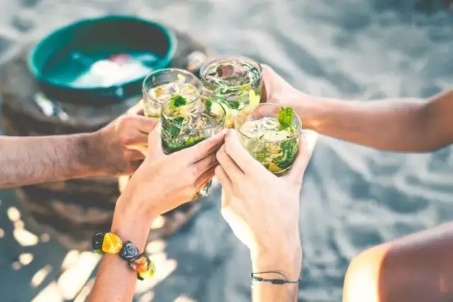 Najlepsze drinki z żołądkową gorzką, które zaskoczą Twoich gości