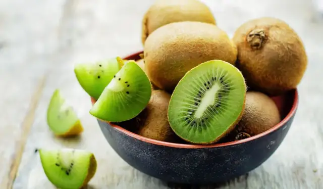 Sezon na kiwi: kiedy jest najlepszy czas na świeże owoce?