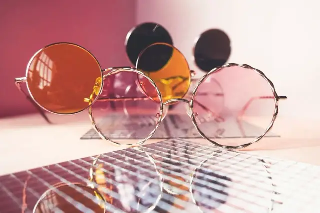 Lata 70. wracają! Okulary retro: wybierz i stylizuj z klasą