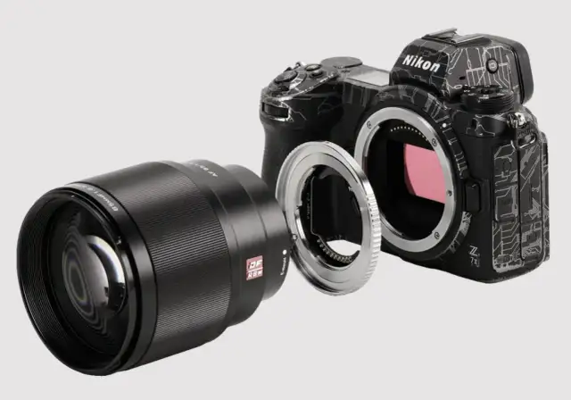 Nikon Z aparat z obiektywem i adapterem do aparatu.