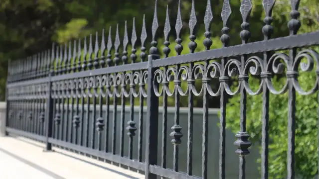 Eleganckie, kute ogrodzenie, idealne jako wzór umowy z sąsiadem na ogrodzenie.