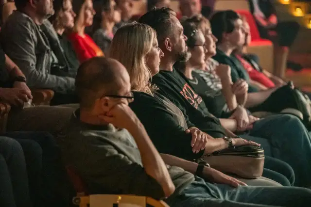 Czy do teatru można iść w dżinsach? Odkryj zasady ubioru w teatrze