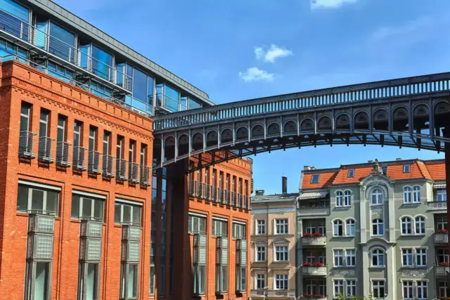 Nowoczesna architektura i zabytkowe kamienice tworzą ciekawe połączenie. To jedne z fajnych miejsc w Poznaniu, które warto zobaczyć.