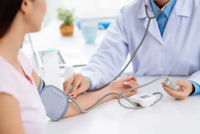 Nieregularny puls: Co oznacza? Objawy, przyczyny i kiedy iść do lekarza