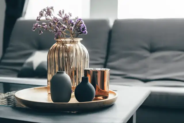Mesita rinconera: ¿Cómo elegirla y decorarla para un salón ideal?