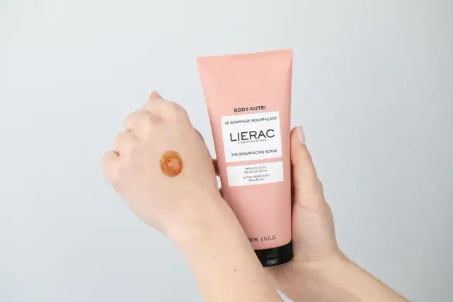 Jaki peeling przed samoopalaczem, aby uniknąć plam i nierówności?