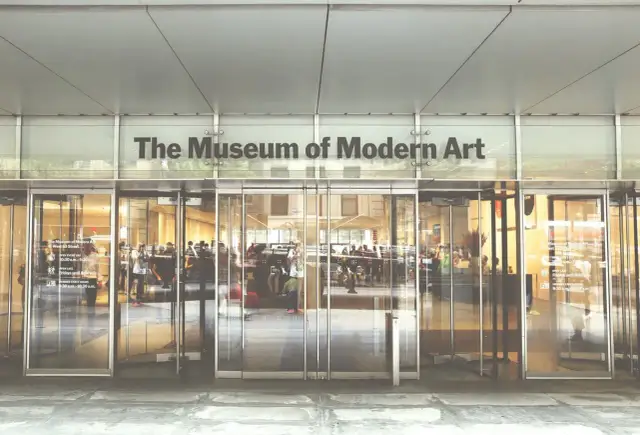 Wejście do MoMA. Ludzie wchodzą do Muzeum Sztuki Nowoczesnej.