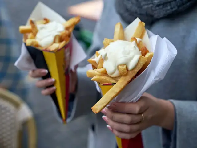 Z czym podawać frytki? Odkryj najlepsze sosy i dodatki do frytek