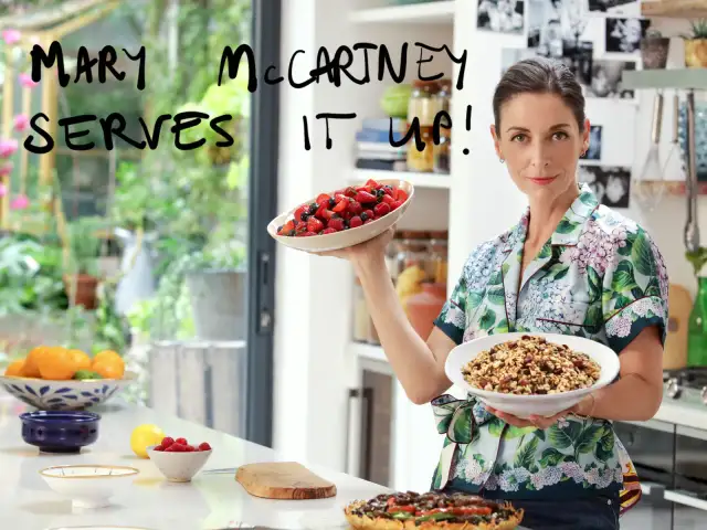 Mary McCartney w kuchni pełnej cudów, prezentuje misę świeżych owoców i talerz granoli.