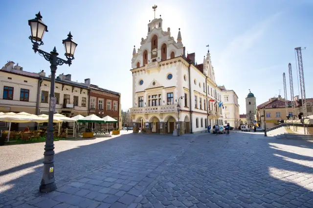 Ile trwa lot z Rzeszowa do Warszawy? Zaskakujące fakty o czasie podróży