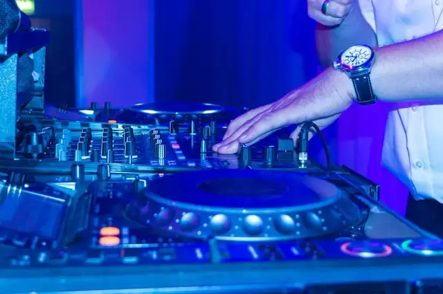 Jak zostać DJ-em weselnym? Kompletny przewodnik krok po kroku