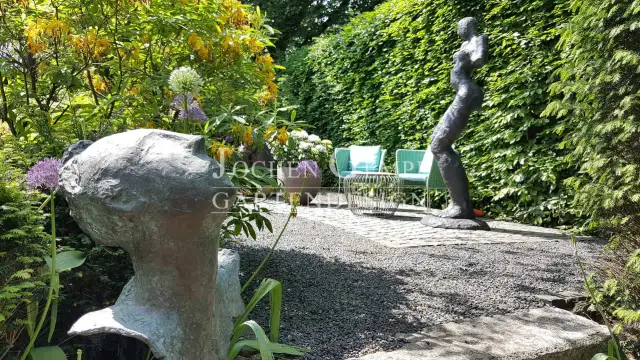 Gartenskulptur finden: Material, Stil & Platzierung für Ihren Garten