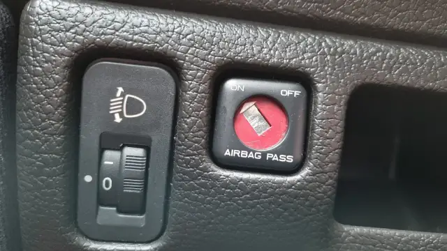 Przełącznik "AIRBAG PASS" w pozycji OFF. Warto wiedzieć, kiedy wyłączyć poduszkę z przodu, np. dla fotelika dziecięcego.