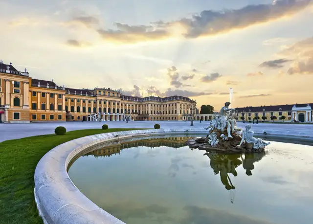 Pałac Schönbrunn z fontanną i rzeźbami. Bilety do tego miejsca warto kupić online.