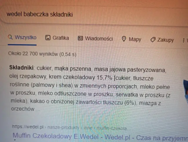 Szukasz informacji, ile kcal ma babeczka Wedel? Na ekranie widać składniki tej słodkości: cukier, mąka, krem czekoladowy.
