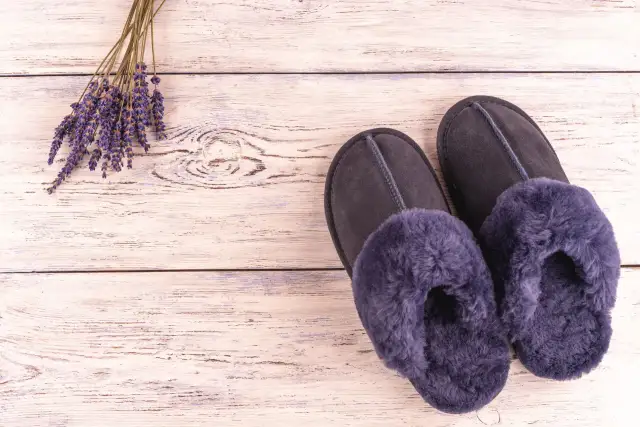 Jak prać pluszowe kapcie, aby nie zniszczyć ich miękkości?