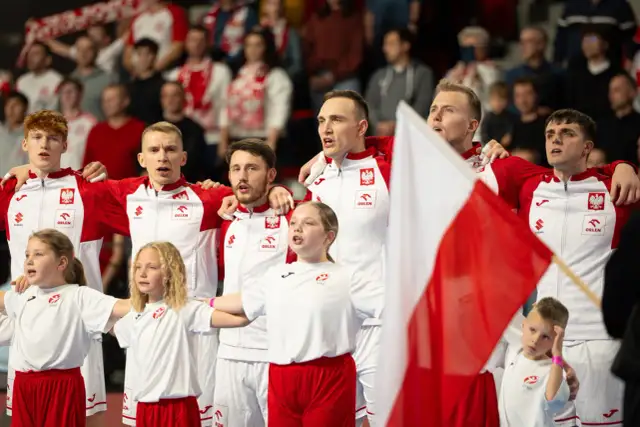 Młoda piłka ręczna grupy z flagą Polski.