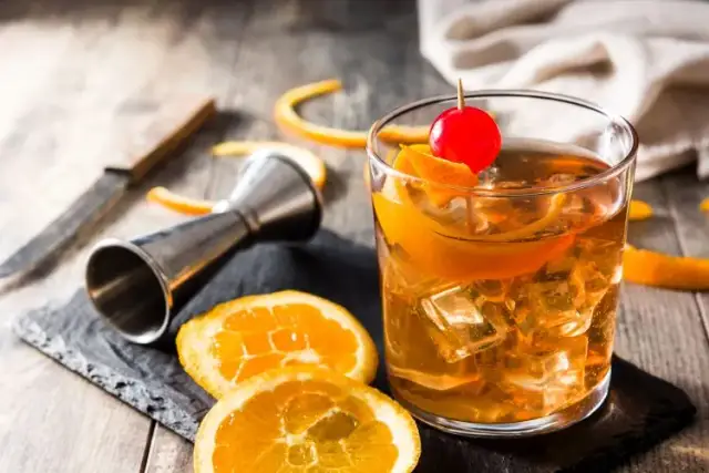 Drinki z whisky: Klasyki i proste miksy – Przepisy eksperta