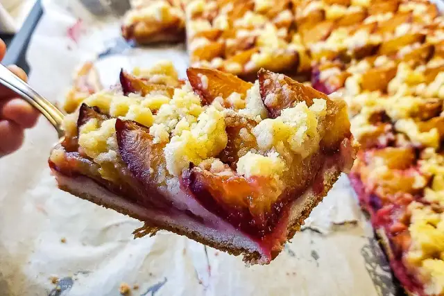 Ein Stück saftiger Zwetschgenkuchen mit Streuseln auf Hefeteig. Perfekt für das nächste Blech.