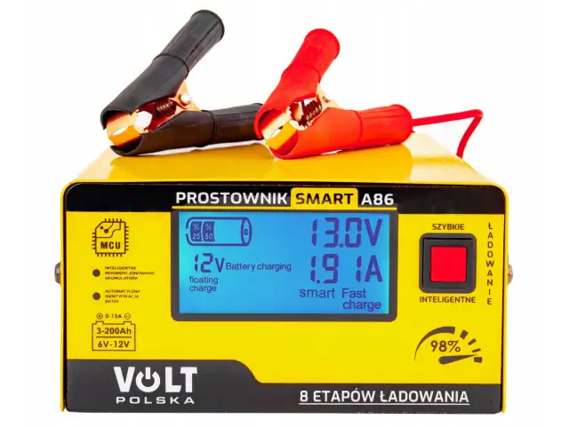 Co pokazuje prostownik? Zrozum odczyty V i A, ładuj bezpiecznie!