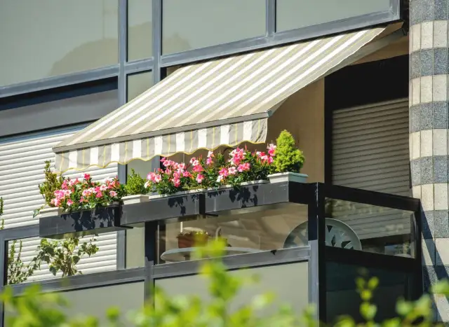 Jak zacienić balkon w bloku - skuteczne sposoby na cień i prywatność