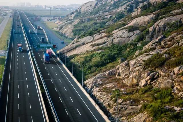 Ile jechać na autostradzie, aby uniknąć mandatów i zapewnić bezpieczeństwo?